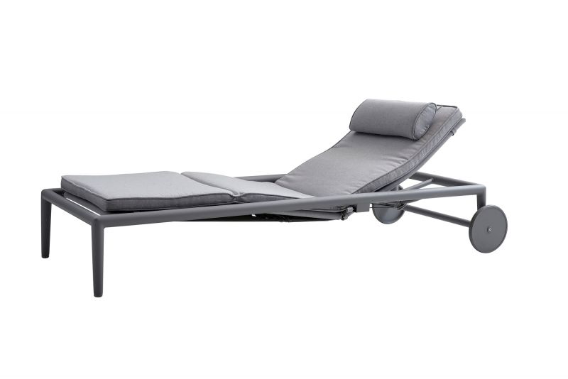Helle Cane-Line Conic AirTouch Sonnenliege mit Gasfeder und Rädern für den Garten.